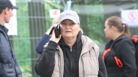 Sanna Illi työntouhussa, organisoimassa lasten aikatauluja, tässä kuvassa Tallinnan Horse Show'ssa. 