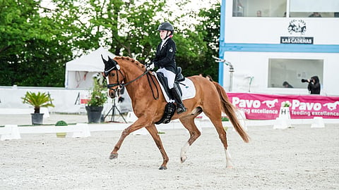 Iida-Sofia Alasuutari nakutteli vielä parit kärkisijat Espanjasta. Alla uusi poni Cato. 