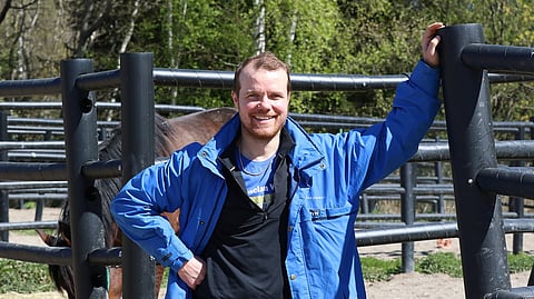 Karlo Haapiainen on hevosten kanssa kuin kotonaan.