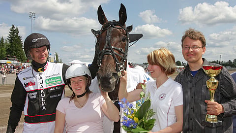 Mika Forss, Anna Luhanka, Heidi Jetsu ja Pasi Jetsu juhlivat Aquarian voittoa kesällä 2008.