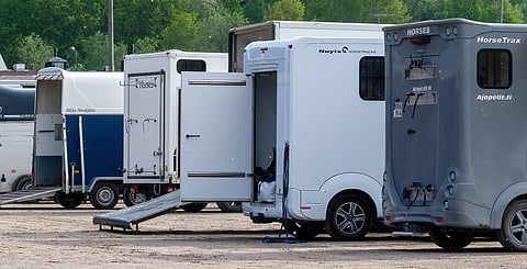Suomessa yleinen kahden hevosen 3,5-4,5 tonnin hevosauto ei edellytä ajopiirturia, jos kuljetus ei ole kaupallista ja jos ei olla kilpailumatkalla Tanskassa. 