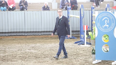 Tuttu paikka. Dan Björklöf on toiminut toimihenkilönä Hevosopistolla järjestetyissä estekisoissa. 