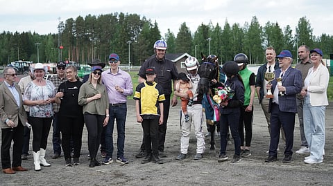 Piccolo Coctailia juhlittiin Kuopio Stakesin sankarina. Pisin mies on hevosen valmentaja Timo Korvenheimo.