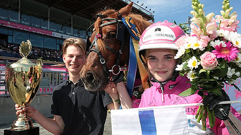 Mats Havulehto, Pomona II ja Elina Miettunen pitivät Suomen värejä esillä heti Elitloppet-lauantain aluksi vuonna 2018.