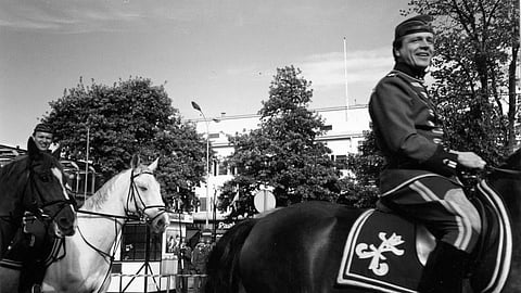 Arvi Lindiä jäädään kaipaamaan myös hevospiireissä.  Tässä kuvassa ratsuväen hengessä vuonna 1989. 