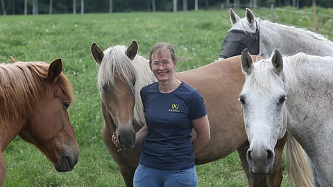 Tiina Seppälä ja lempiaihe: hevosten ruokinta. 