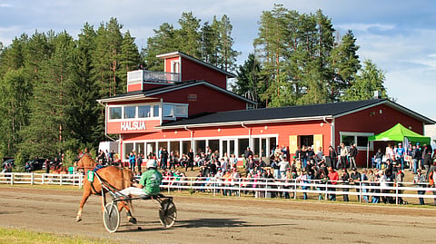 Tänä vuonna Halsuan Miljoonaraveissa kävijöitä oli 958.