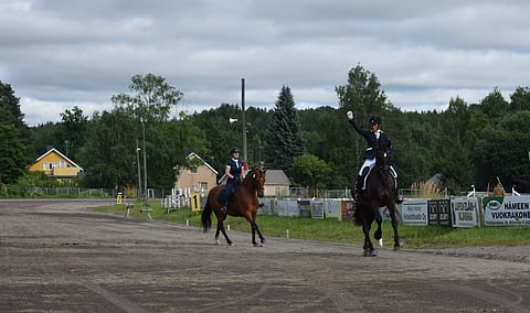 Historiallinen hetki. Heidi Taipale ja Viivi Ahlqvist tuulettavat working equitationin ensimmäisiä lajiliiton alaisia kilpailuja Suomessa.