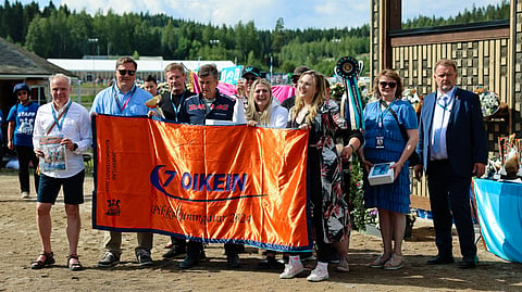 Katri Avotie (kolmas oikealta) juhlistamassa Villilotan pikkukuningatarvoittoa Killerin Kuninkuusraveissa kesällä 2024.