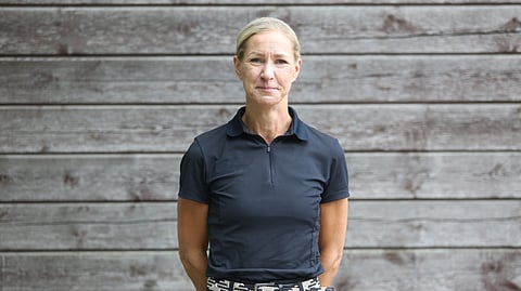 Sonja Lesch toteaa Suomen Ratsastajainliiton taloudellisen tilanteen niin huonoksi, että kaikki toiminta on täytynyt asettaa kulukuurille. 