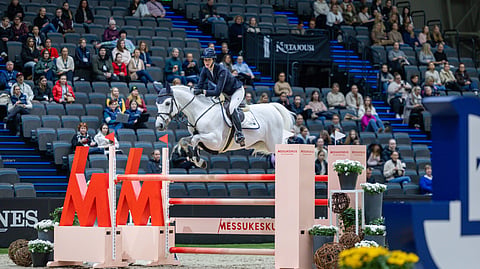 Jasmin Seppälä-Geerink vie Chapperin ja kolme muuta hevosta Lanakeniin. 