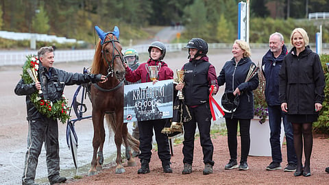 Pörnä-Pate on vuoden 2026 Kriteriumin sankari. Vasemmalla hevosen valmentaja Petri Laine.
