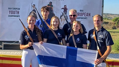 Suomen Ratsastusjousiammunnan EM-edustajat Suomesta: vasemmalta Anni Jauhiainen, Eelis Lummaa, Anna Minkkinen, Roope Malinen, Jenni Tommila ja Valtteri Männikkö.