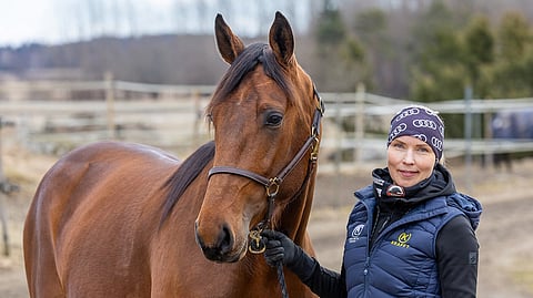 Annika Aalto on elänyt hevosten parissa koko elämänsä. Kuvassa kaverina Callela Albatross.
