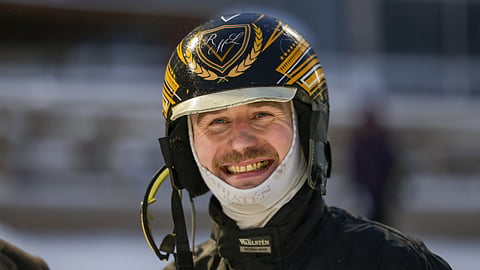 Riku Lindgren on vuonna 1998 synynyt raviurheilija, joka työskennellyt Jukka-Pekka Kauhasen tallilla vuodesta 2018 alkaen. Lindgrenillä on kolme omaa kasvattia. Lainaohjastajana hänellä on 1048 starttia, joista 100 on päättynyt ykkössijaan.