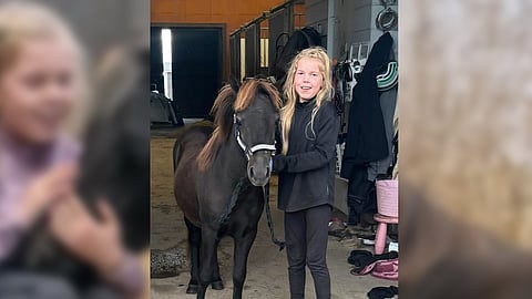 ”Forever Wania on tosi kiltti, söpö, musta ja karvainen poni. Hoidan tallilla molemmat ponit aina itse. Iskä vielä opettaessa on vastannut ’Kopparin’ ajamisesta. Minä otan ohjat sitten myöhemmin”, Jade ilmoittaa.