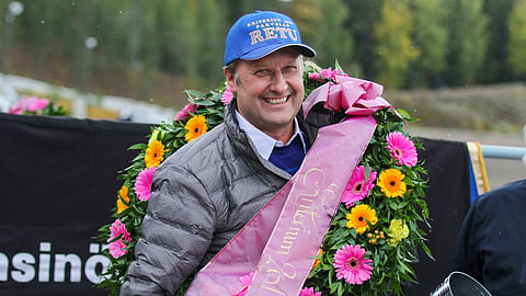 Ismo Koskinen juhlimassa Parvelan Retun Kriterium-voittoa.