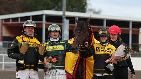 Massimo Hoist otti kolmannen peräkkäisen St. Leger -voittonsa. Jukka Hakkarainen valmentaa, Veera Hakkarainen hoitaa ja Hannu Torvinen on hevosen luottokuski.