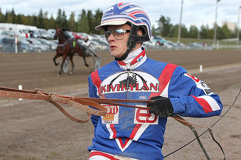 Olli Koivunen on illan Toto4-kierroksen avainohjastaja. Turkulainen ohjastaa kolmea suosikkia. Näistä Testimonial pudotetaan ylipelattuna ideasysteemistä.