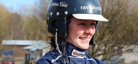 Emma Väre kilpailee jälleen Kanadassa Riina Rekilän tallin hevosilla.