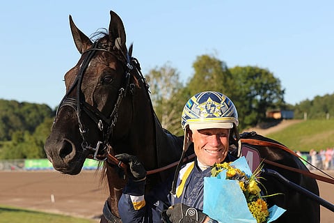 Stefan Melander sai jälleen kerran olla tyytyväinen Nuncioonsa, josta hän 1,5-vuotiaana maksoi 7000 dollaria. Voittoaika keskiviikkona oli 10,7a, joten Tycoon Conway Hallin  maanantaina Halmstadissa ravaama 10,4a säilyi kauden kärkituloksena.