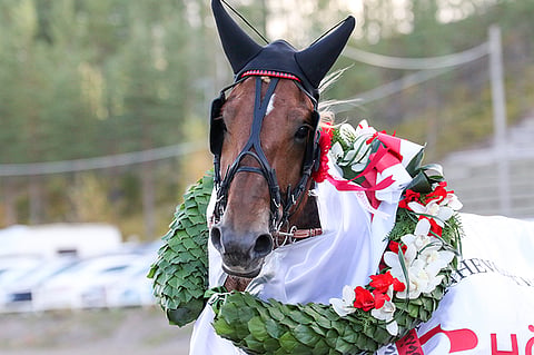 Ellin Sisu seppelöitiin Kriterium-voittajana.