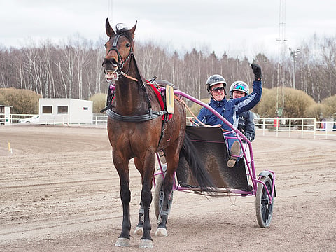 Bensin Barbie Li ja Tapparan mies Aki Holma olivat tänään Raviliigan näytöslähdön ykkösiä Vermossa.  Emma Väre varmisteli tandem-kärryjen takapenkillä. Kuva: Stiina Ikonen.