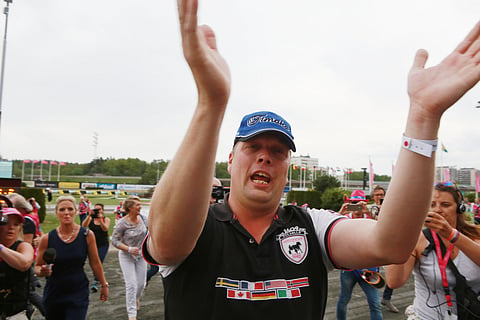 Timokon omistaja Richard Westerink villitsi Solvallan E-lehtereitä Timokon täysosuman jälkeen. Kuva: Totofoto