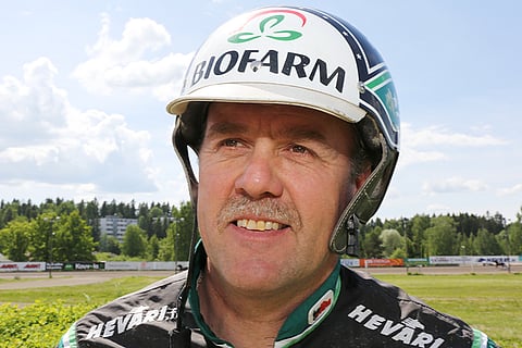 Marko Heikari ohjastaa ja valmentaa tauolta palaavaa Hetkua. 