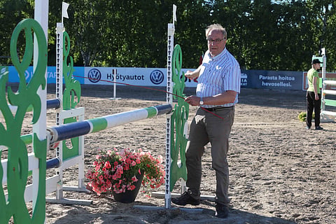 Salo Horse Show'n perjantaiaamun 5-vuotiaiden luokan rata valmistui torstaina klo 19 ja risat.  Nuorten hevosten radan on oltava selkeä ja tehtävien välissä tilaa, jotta hevonen ehtii hahmottaa tulevan esteen ja jotta ratsastaja ehtii havainnoida tilanteen ja tarvittaessa kaikessa rauhassa käyttää tarvittavia apuja.  Kiire ei sovi nuorille hevosille, on Konicxkin motto.