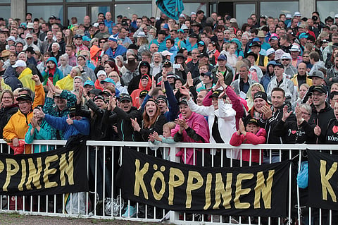 Runsaslukuinen yleisö kiritti Köppisen ja Saaga S:n vallankahvaan. Kuva: Jarno Unkuri