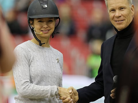 Mikael Forstén luovutti Anna-Julia Kontiolle mestariratsastajamerkin Hevoset-messuilla.