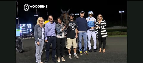 Tommi Canu Hearme kuvattiin voittoseremonioissa torstaina Mohawkin raveissa.  Kuva live stream Mohawk.
