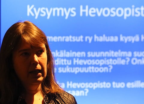 Pauliina Mansikkamäki vastaamassa  kysymyksiin suomenratsuista.