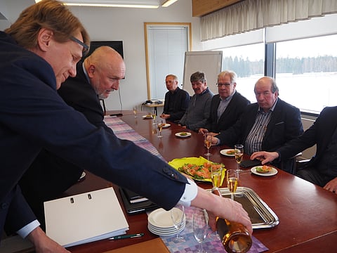 Kari Tiainen kaatoi Mikkelin raviradan hallituksen jäsenille ja urakoitsijoille kuplajuomaa allekirjoitustilaisuudessa.