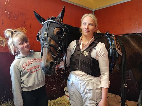 Ilona ja Riina Rekilä - tytär ja äiti - olivat perjantaina jo aloittamassa kisaviikonloppua Solvallassa, joka huipentuu sunnuntaina Elitloppet-raveissa. Kuvassa perjantaina kolmanneksi juossut 3-v. tamma Orlando. Kuva Totofoto