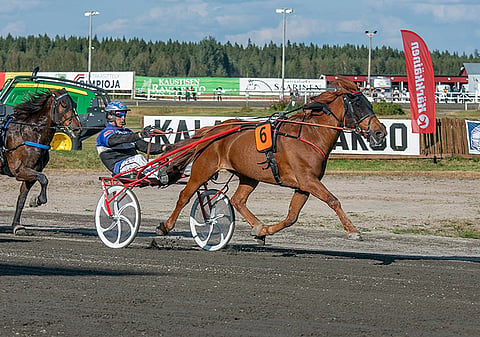 Nopsan Vauhti ja Henri Bollström voittivat Ylivieskassa edellisvuoden Ruunaruhtinaan avausmatkan 10.8.2019.