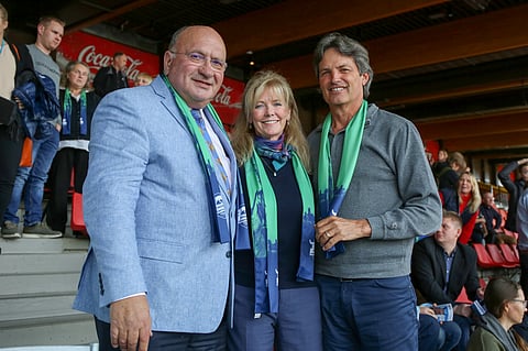 Ranskalainen Pierre Julienne sekä Cindy ja Steve Stewart Suomen Hippoksen jalostusseminaarissa Vermossa vuonna 2019.