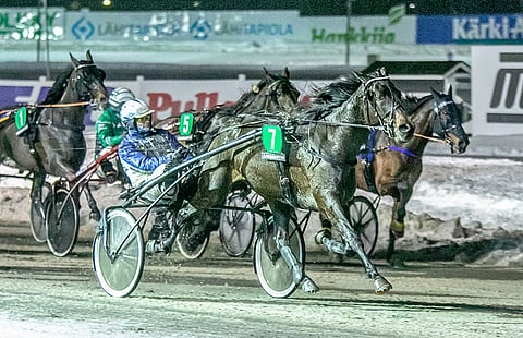 Petteri Joen Callela Leonard haastaa suosikki Tellmeastoryn uuden ravivuoden ensimmäisen Magic Mondayn T65-avauksessa Oulussa.