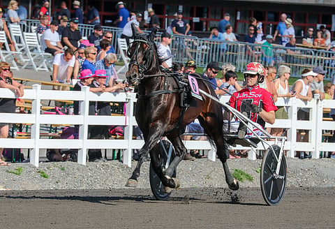 Kuvassa Johan Untersteinerin ohjastama Missle Hill starttaa Seinäjoki Raceen viitosradalta rattaillaan Mats E Djuse.