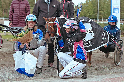 Mats Havulehdon valmentama ja Oona Halmeen ohjastama Pomona II kruunattiin ponikuningattareksi Teivossa.