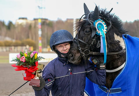 Väinö-Kalle Korhonen on saavuttanut tällä kaudella 14 totosijaa. Kuvassa Korhonen on Karin kannu kundeille -finaalin voittajaseremonioissa yhdessä Jokimäen Popon kanssa. Kuva: Anu Leppänen