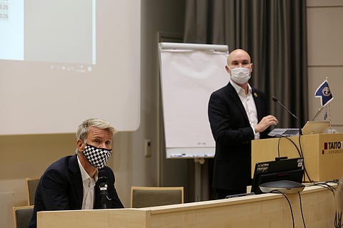 Mikael Forsténille haetaan seuraajaa. Taustalla toiminnanjohtaja Jukka Koivisto.