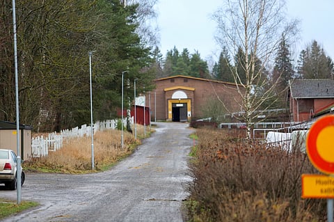 Ypäjällä sijaitsevan Hevosopiston johto pyytää tänään aluehallintovirastolta tietoja kantelusta, jonka joukko työntekijöitä jätti eilen.