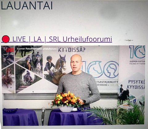 Teemu Ahtee juonsi parituntisen Urheilufoorumin tänään Helsingissä. Foorumia seurattiin etänä.