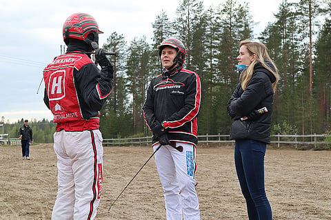 Santtu Raitala kävi kilpailua jälkikäteen läpi "palautekeskustelussa" Lauri Hyvösen kanssa. Emilia Lehtonen oli mukana avopuolisonsa tukena. Kuva: Henri Lehikoinen.