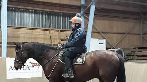 Ursula Turtiainen ja Sonja Danielssonin eläkeläishevonen Percival centered riding-hetkessä.
