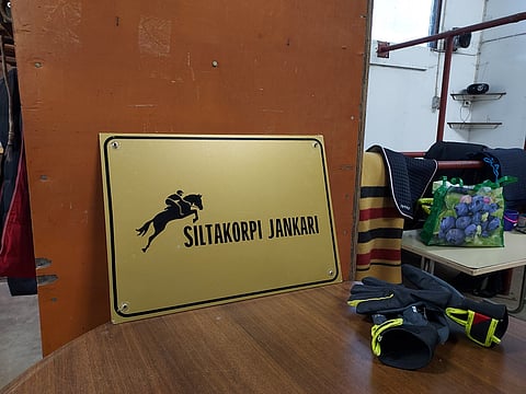 Hevosopistolla on selvästi nähtävillä, että yhteistyö kenttäratsastuksen huippujen kanssa lähestyy loppuaan. 