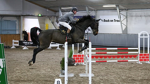Aki Hannula on teki comebackin esteradoille Ypäjällä. Ratsuna miehellä on oldenburgruuna  AH Challenger.