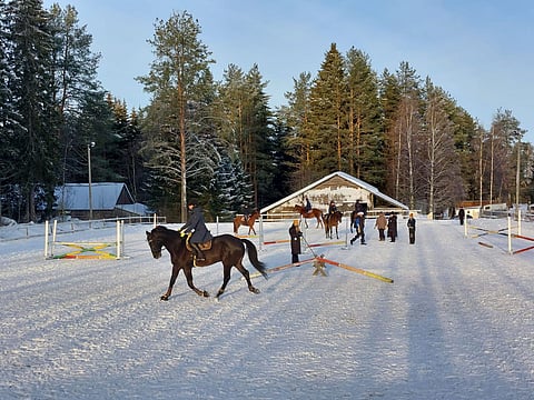 Talviaurinko luo treeneille tunnelmaa.